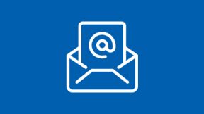 Icon eines weißen Briefumschlags in dem ein weißer Zettel mit E-Mail/at-Symbol steckt auf blauem Grund.